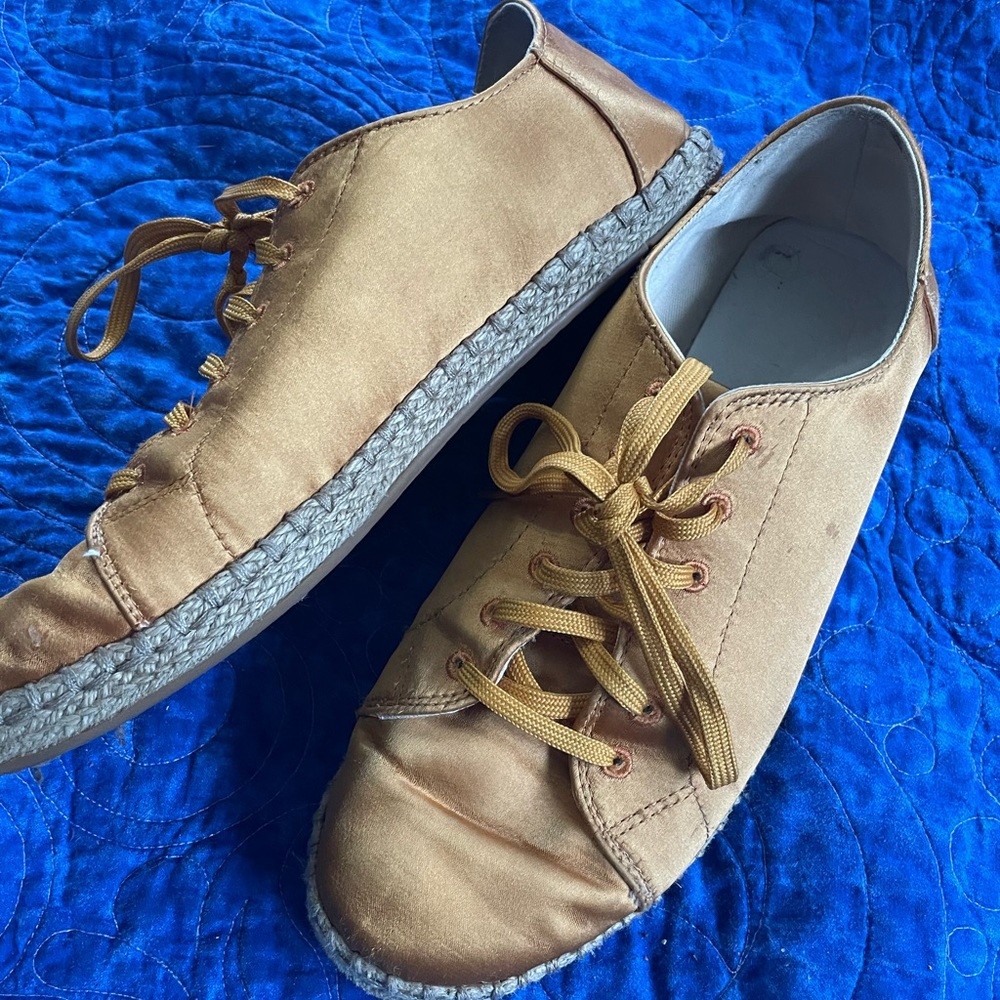 Mustard Tom’s shoes size 9